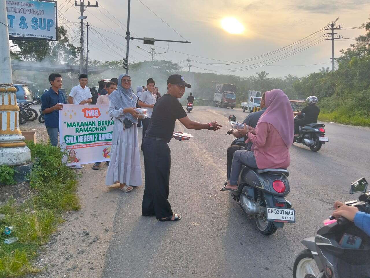 PEMBAGIAN TAKJIL DI BULAN RAMADHAN SMA NEGERI 2 RAMBAH 1447 H / 2026